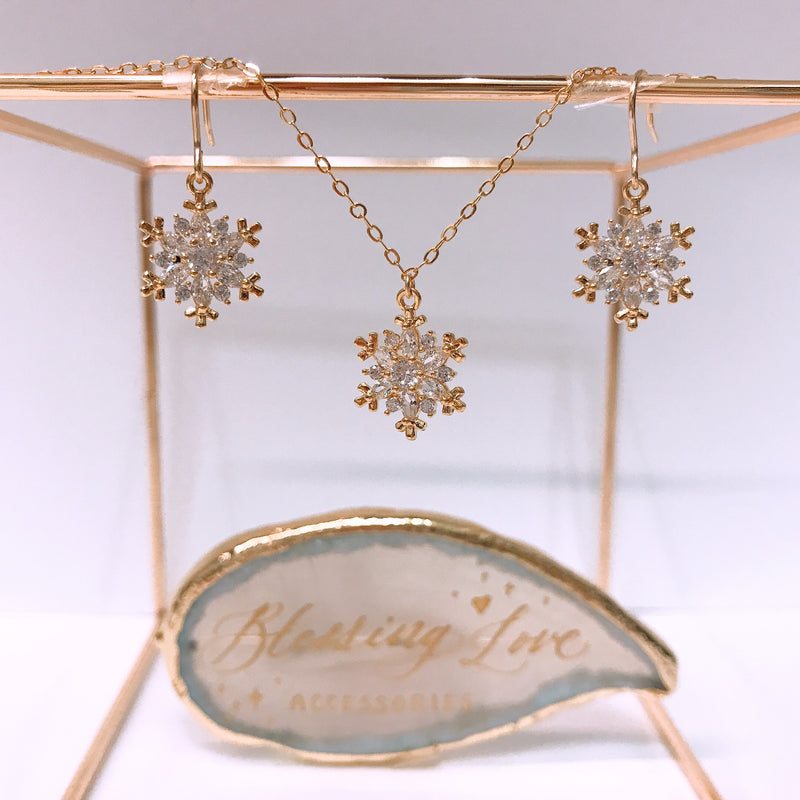 Winter Snowflake Necklace - No Brainer Zone